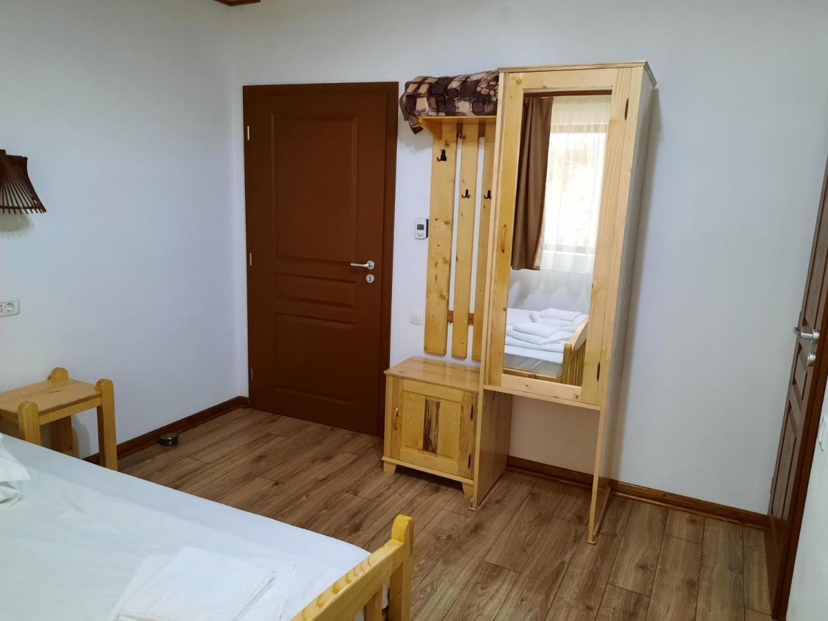Izvorul Maleii Hotel Petrila Buitenkant foto